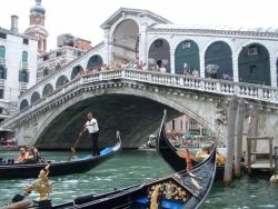 В Венеции займутся реставрацией знаменитого моста Риаль
